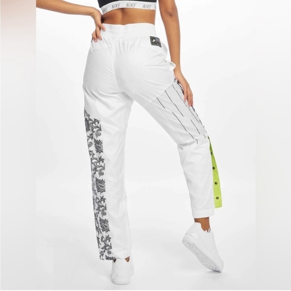 Nike Women's Woven Track Trousers
Sweats Pants Joggers White/Black Size … - Picture 5 of 13